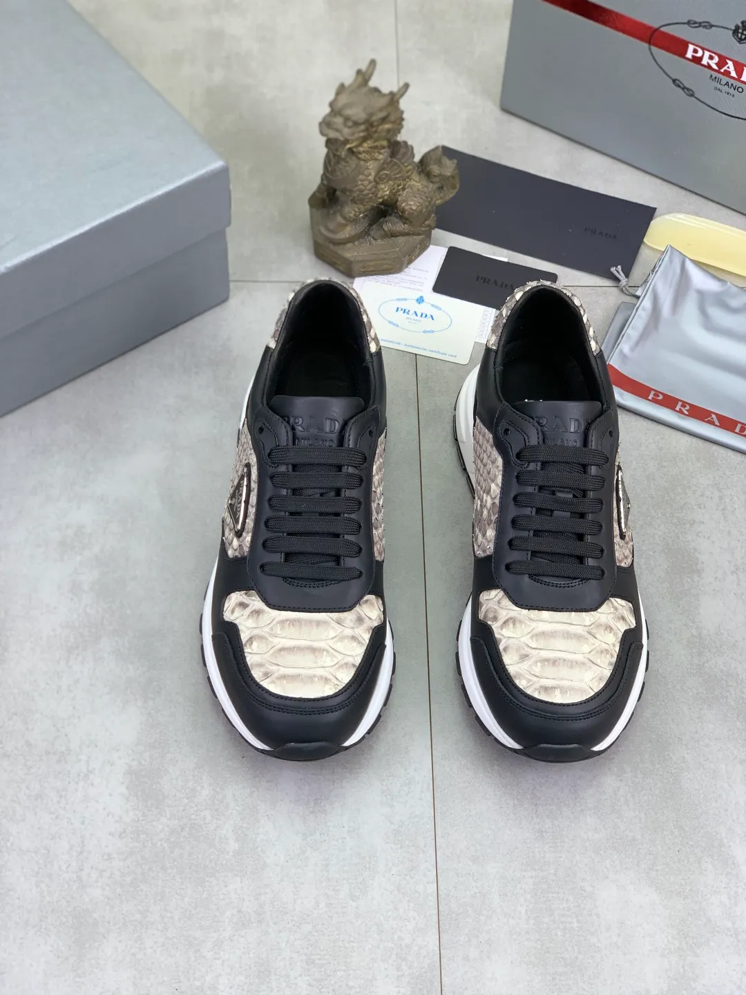 Men's men's shoes💰P580💰【New model】Top quality, new popular models on the official website, which will never go out of style for a century,🆘 The trendy brand (Prada) mainly promotes popular models, avant-garde and versatile fashionable men's shoes, privately molded, with cowhide splicing and 1:1 oil edge treatment... fashionable and simple, original imported cowhide with python skin, cowhide leather lining for feet; the atmosphere and personality are more fashionable, eye-catching and pursuing class. It will subvert the old idea and be a must-have for fashionistas who want to spend time with you! Must keep it! High-end comfortable and low-cost, high-end quality workmanship. Size: 38-44 Various colors available. full package